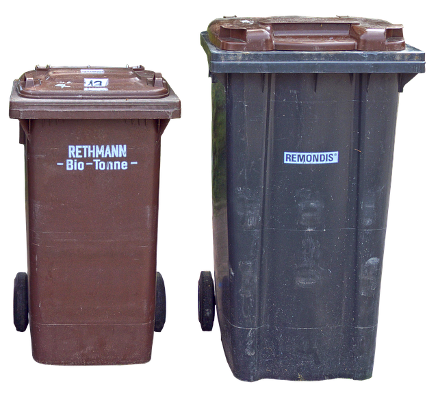 White 40mm PVC push-fit waste pipe 3 metre length for kitchen and bathroom waste connections on white background